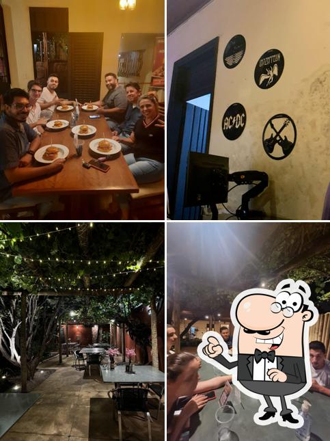 Sente em uma das mesas no Dom Bacon