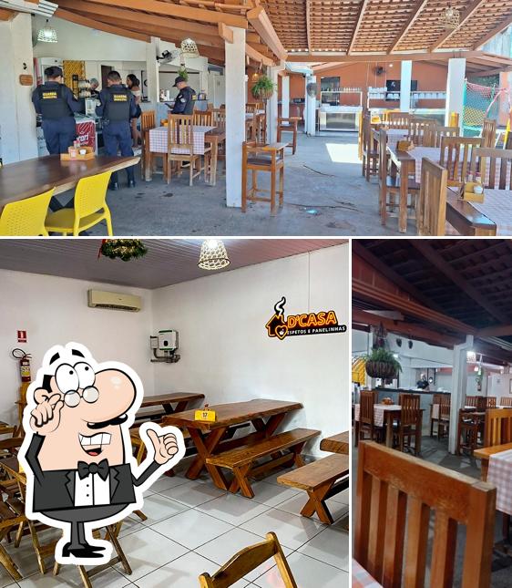 Sente em uma das mesas no D’Casa Espetos e Cia