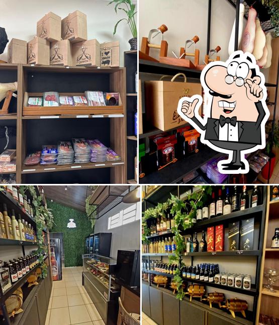 Sente em uma das mesas no Casa Do Jamón Salamanca