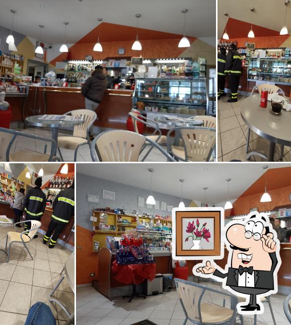 Dai un'occhiata agli interni di Snack Bar Pit Stop