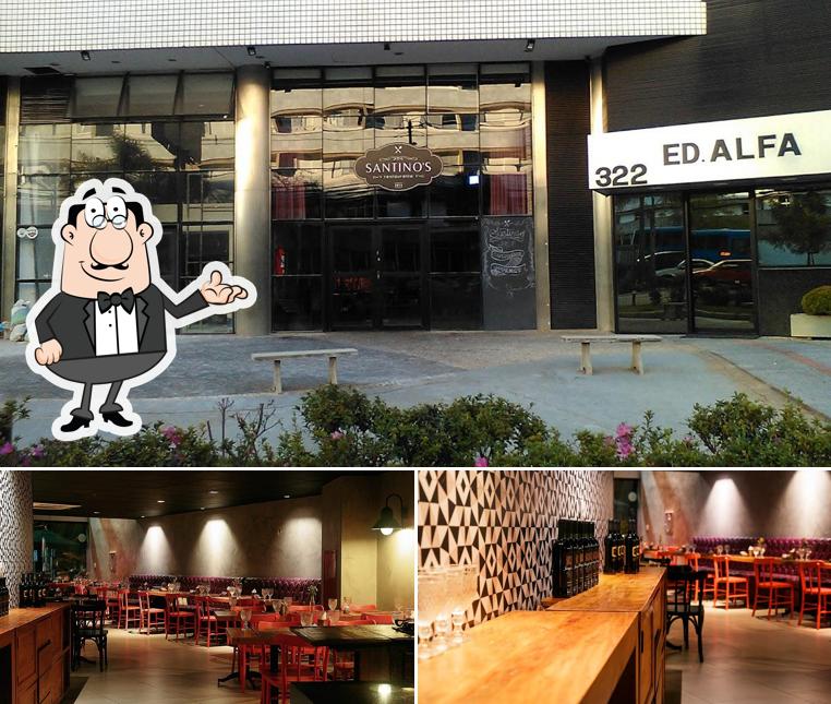 Sente em uma das mesas no Santino's