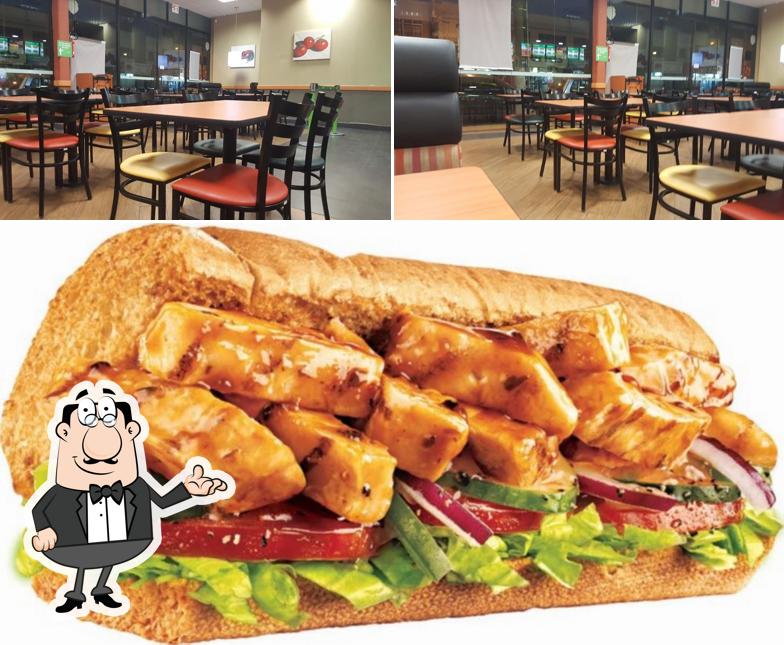 Dê uma olhada a imagem apresentando interior e comida no Subway