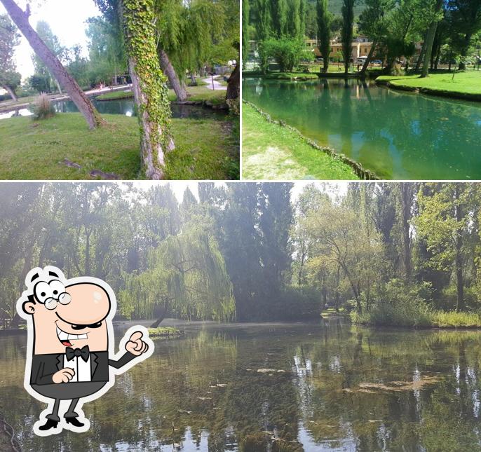 Puoi goderti l'aria fresca da seduto all'esterno di Caffè Le Ninfe