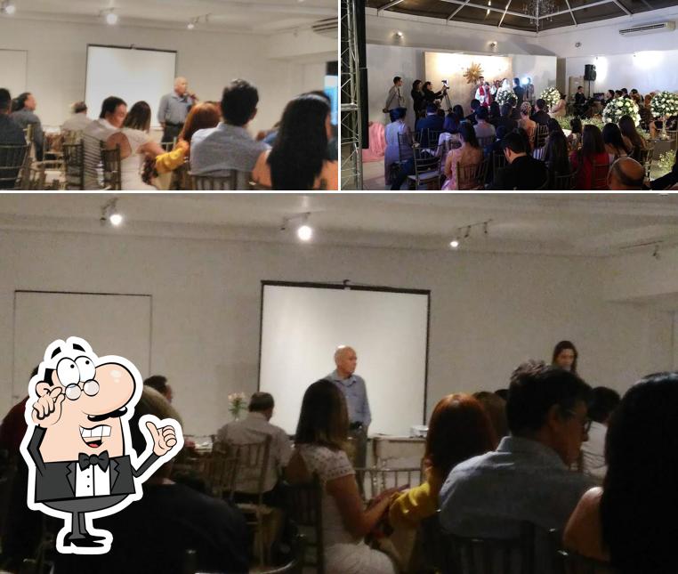 Sente em uma das mesas no O Chalé