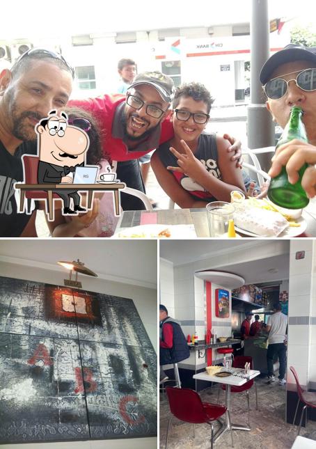 Installez-vous à l'une des tables de Snack ABC