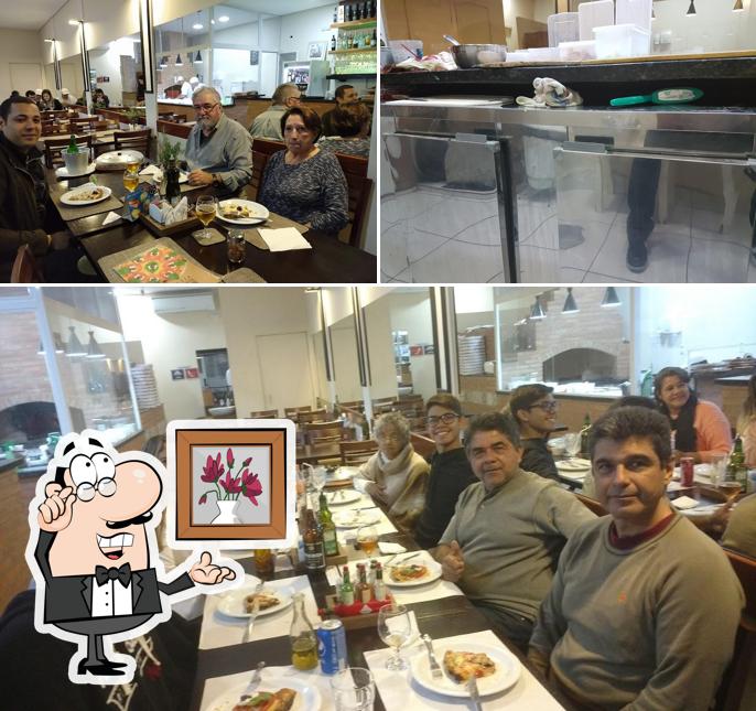 Sente em uma das mesas no Via Toscana Pizzaria