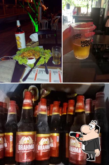 A bebida e mesa de jantar do restaurante