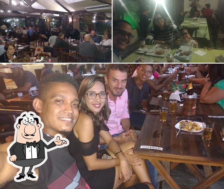 Sente em uma das mesas no O Pátio Café e Cozinha