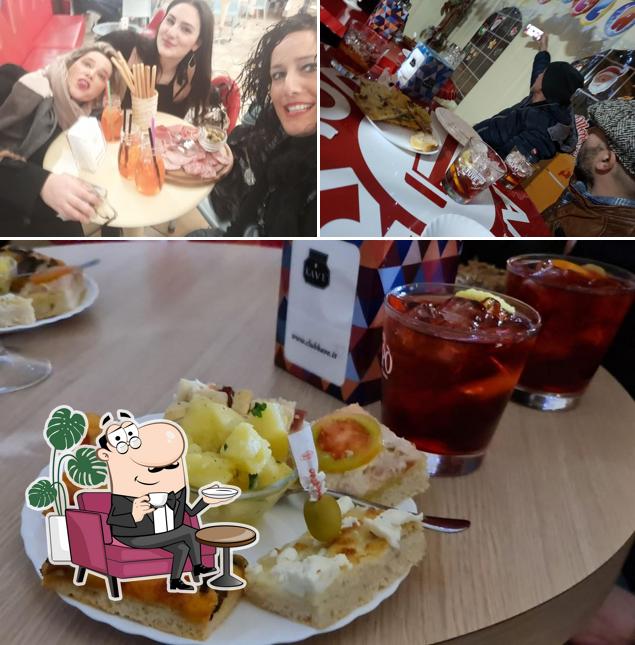 Guarda la foto che presenta la interni e cibo di Caffè Dolce Vita di Saudelli S&C snc