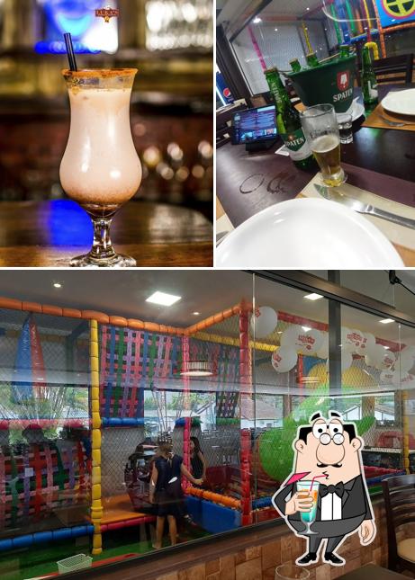 Entre diversos coisas, bebida e área de lazer podem ser encontrados no Luka's Petrô Grill