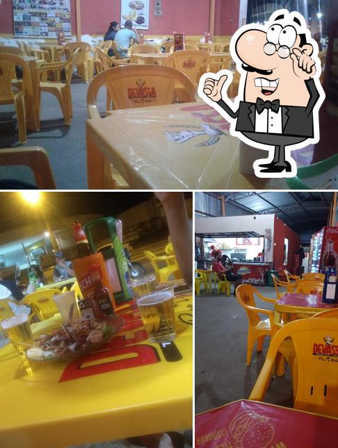 O interior do Locomotiva Lanches