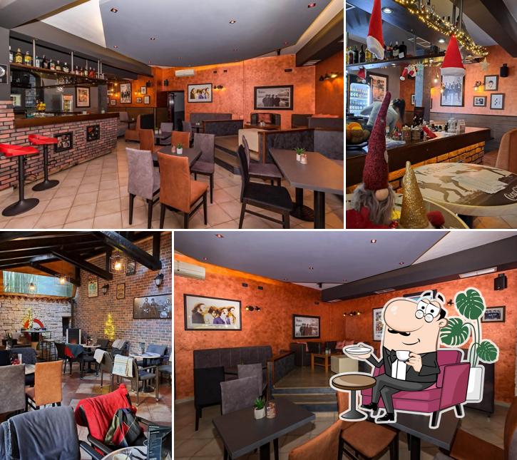 Siediti a un tavolo di Yesterday Caffe Bar