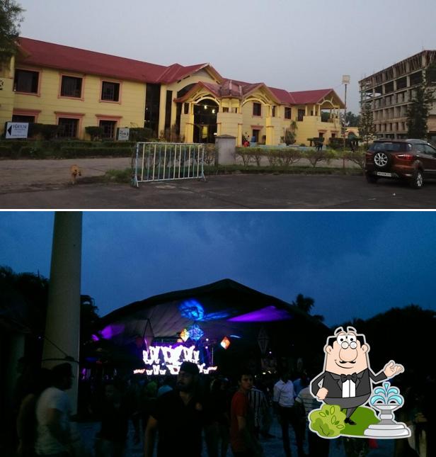 The exterior of LAKE LAND COUNTRY CLUB