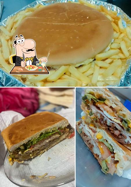 Sanduíche de carne de porco desfiada em D'gusta Mix Lanches e Porções