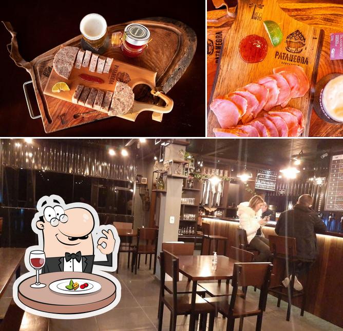 A foto a Brewpub Patanegra Cervejaria’s comida e interior