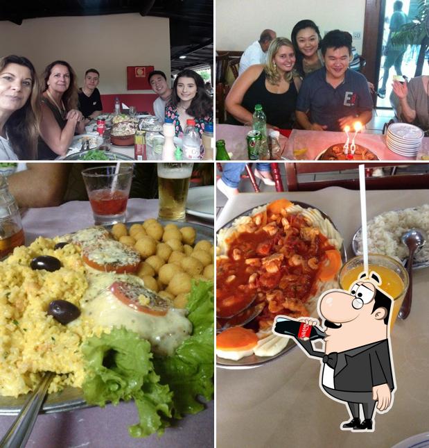 Esta é a ilustração ilustrando bebida e mesa de jantar no Praiano