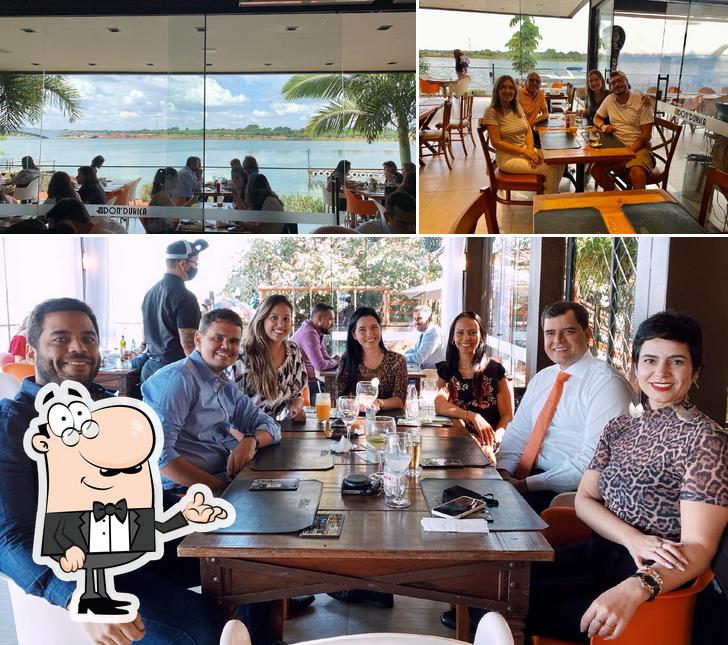 Sente em uma das mesas no Don' Durica