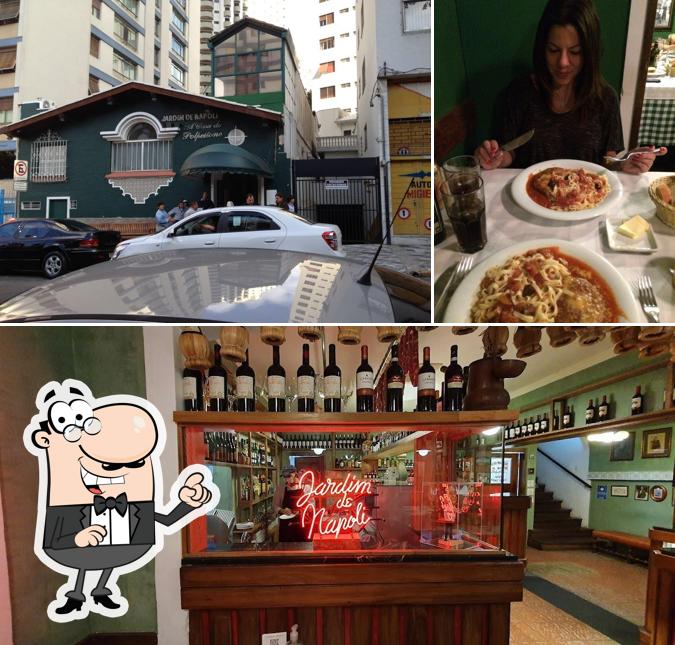 A foto da exterior e mesa de jantar no Jardim di Napoli