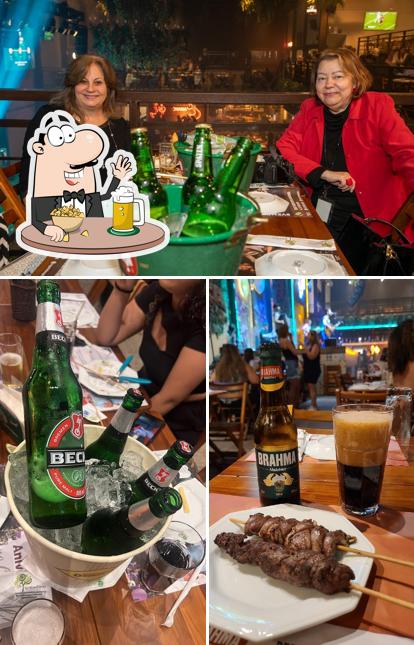 Desfute um copo de cerveja leve ou escura