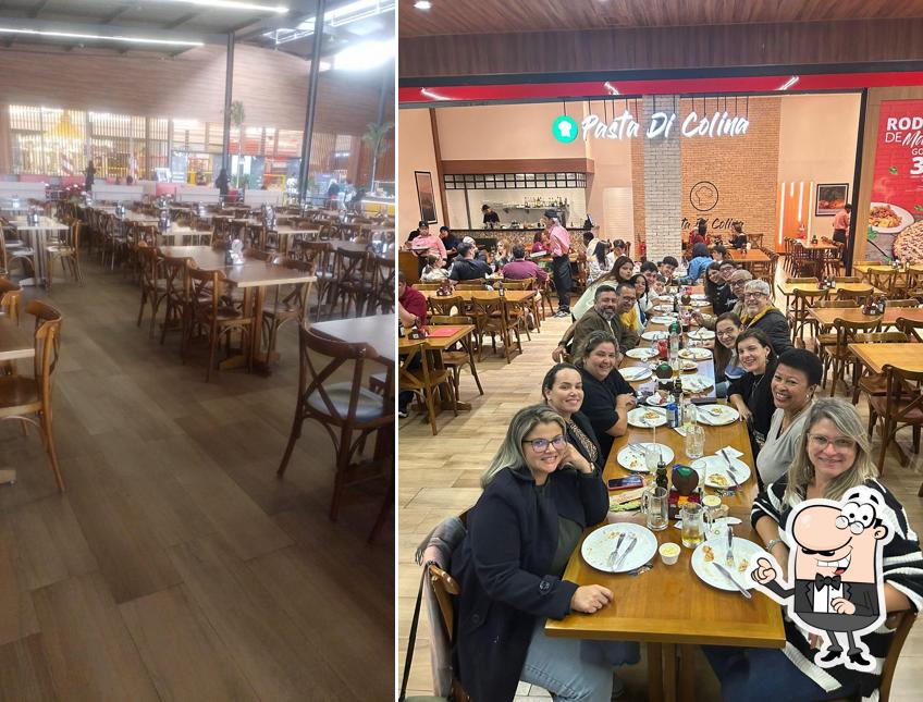 Sente em uma das mesas no Ristorante Pasta Di Colina - (Shopping Plaza Rio das Ostras)