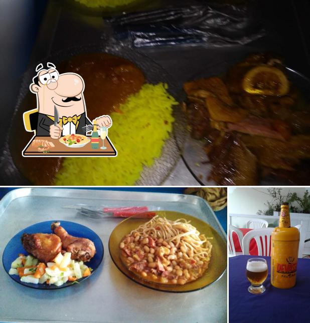 Entre diferentes coisas, comida e cerveja podem ser encontrados a Kantinho da Aroeira