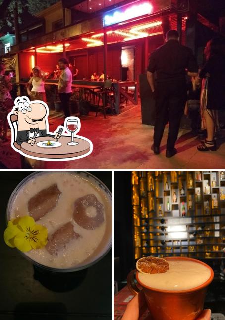 Entre diferentes coisas, comida e balcão de bar podem ser encontrados no Sofia Karaokê