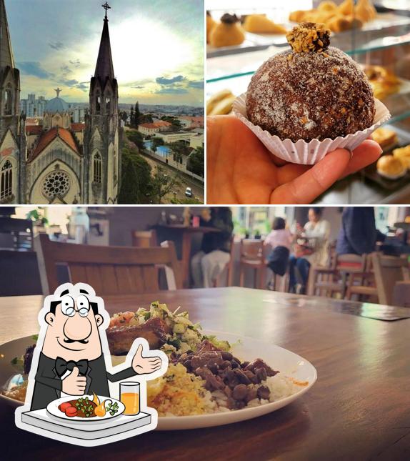 Entre diferentes coisas, comida e exterior podem ser encontrados a Coxinharia