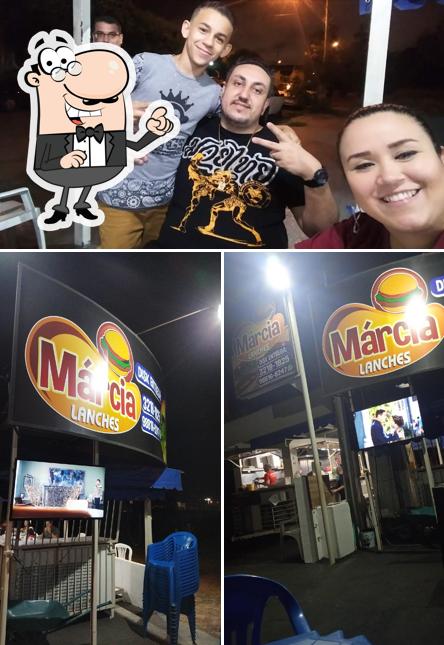 Sente em uma das mesas no Marcia Lanches