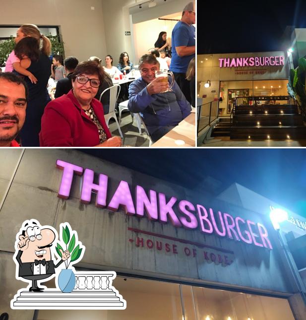 Desfrute da vista da área externa do Thanks Burger