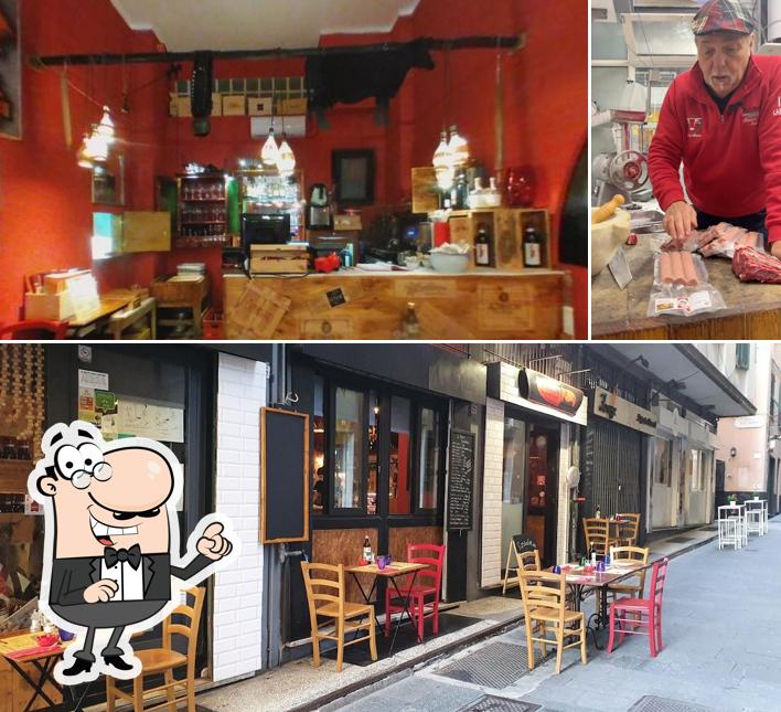 Dai un'occhiata agli interni di RossoCarne