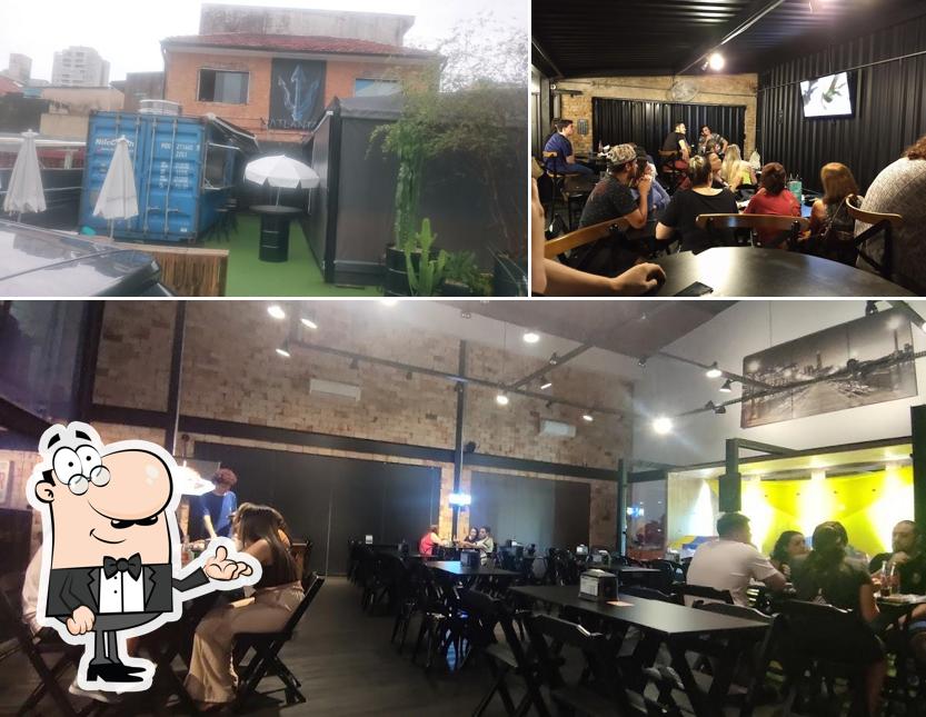 Veja imagens do interior do Atlantis Burguer