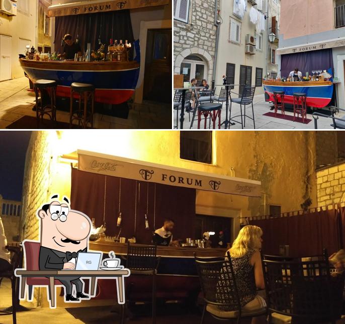 Siediti a un tavolo di FORUM BAR