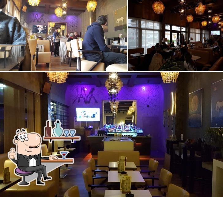 Siediti a un tavolo di Java Bar