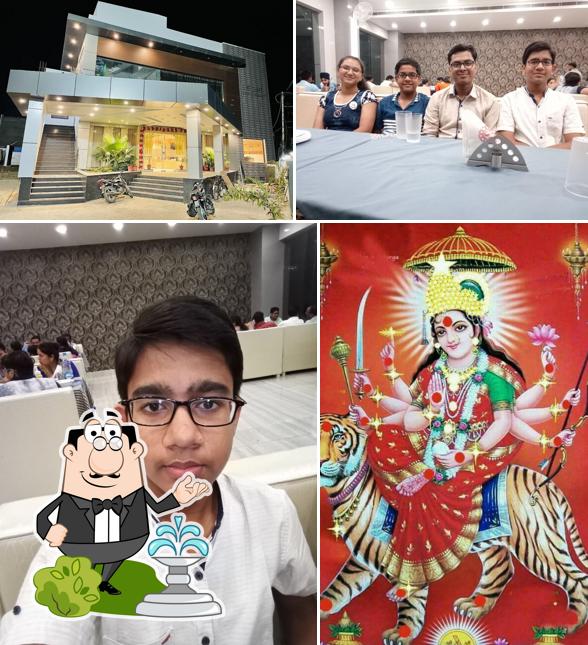 Check out how H o t e l R o m a n z a looks outside