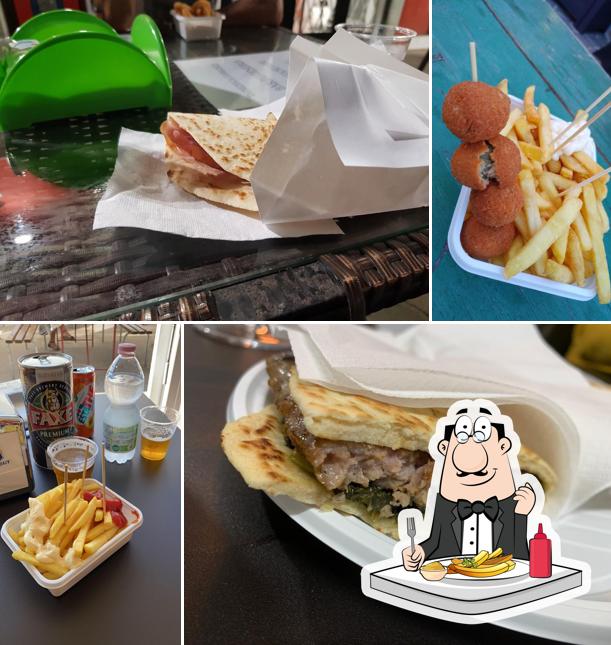 Assaggia un piatto di patatine a Bar Piadineria La Salsiccia