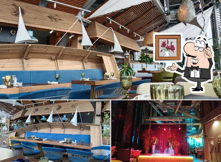 Installez-vous à l'une des tables de Reka