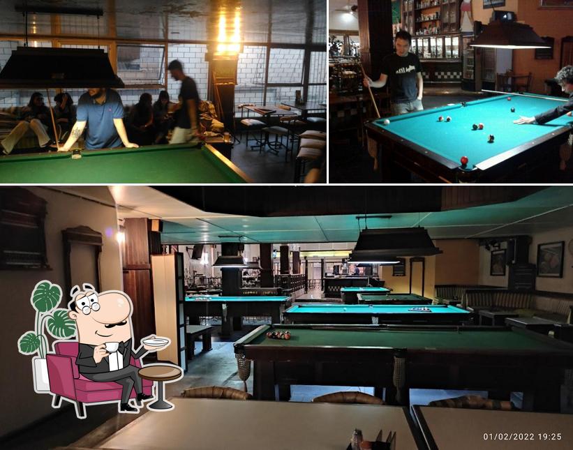 O interior do Queen's Snooker Burger Bar