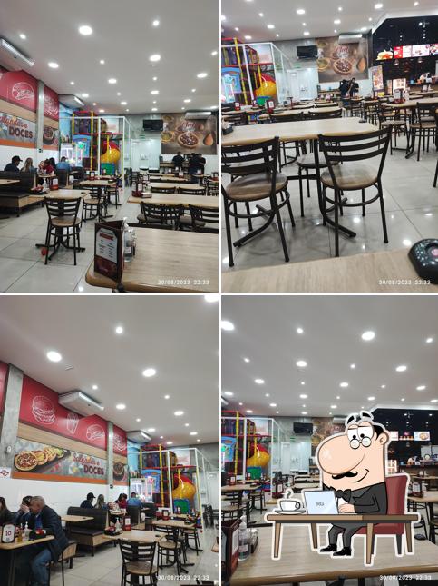 Sente em uma das mesas no CHEF DA ESFIHA OTÁVIO BRAGA