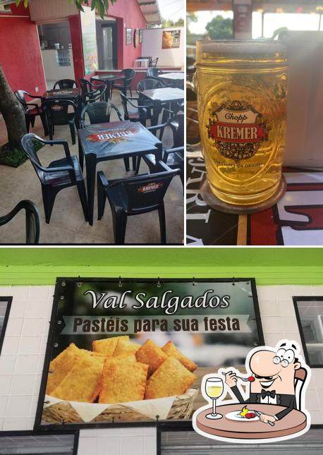 Entre diferentes coisas, comida e interior podem ser encontrados no Val salgados de Vinhedo