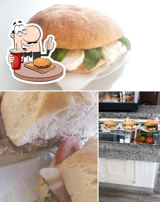 Ordina un hamburger a Caffetteria Attilio