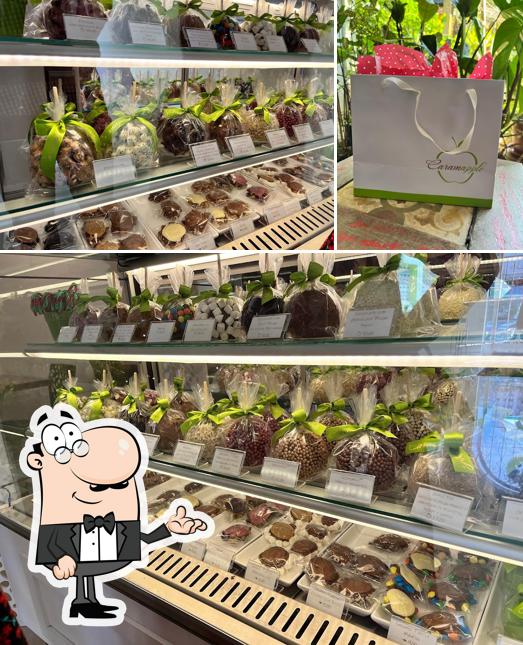 Sente em uma das mesas no Caramapple