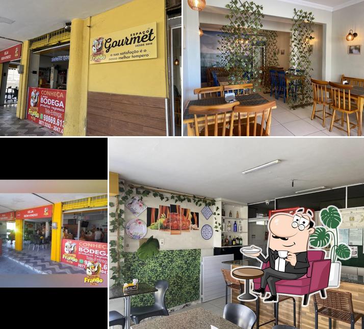 Sente em uma das mesas no Point do Frango