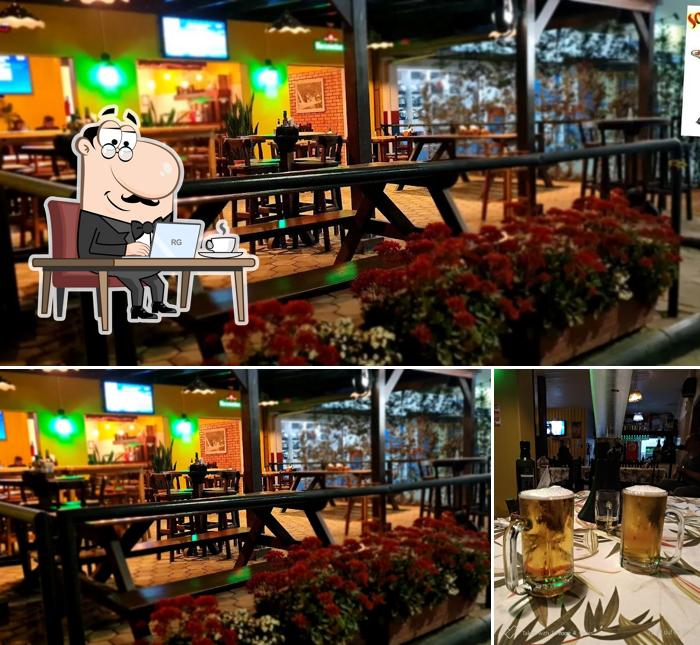 A interior e balcão de bar do restaurante