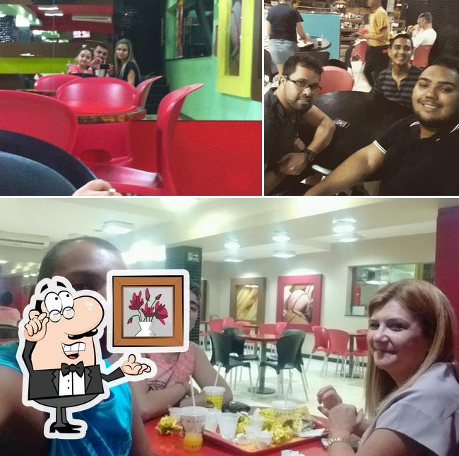 A interior e balcão de bar do restaurante