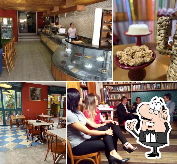 Sente em uma das mesas no Restaurante Rua das Flores