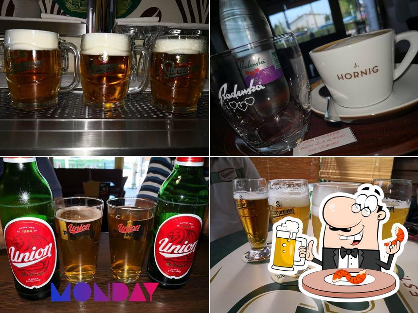 Puoi ordinare un rinfrescante bicchiere di birra chiara o scura