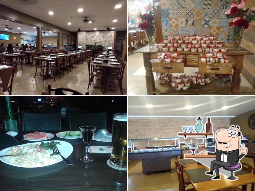 Sente em uma das mesas no O Rei do Camarão