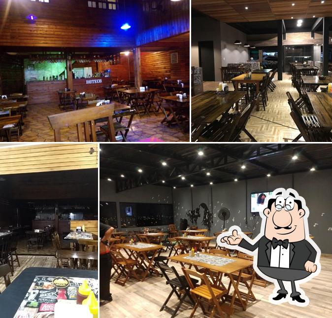 Sente em uma das mesas no Bar Barbarella - Restaurante, Lancheria e Pizzaria