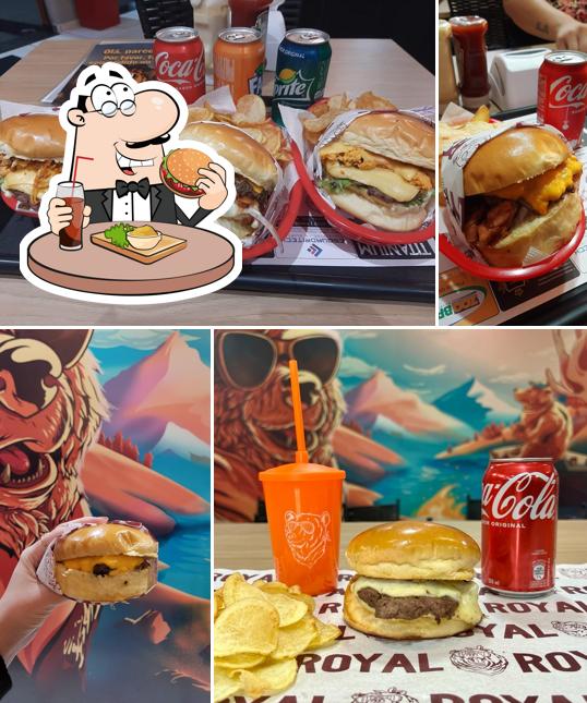 Peça um hambúrguer no Royal Hamburgueria