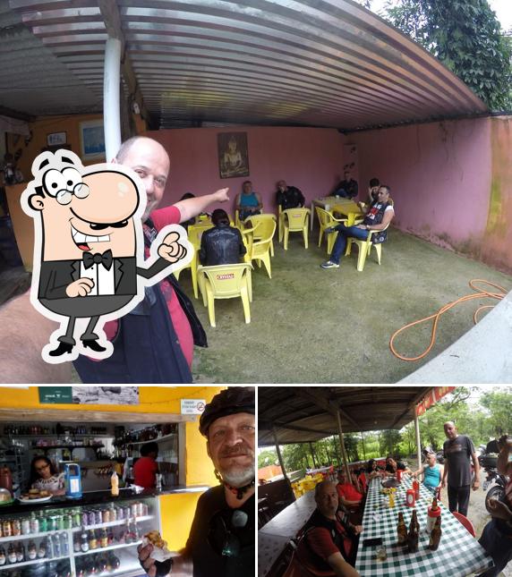 Sente em uma das mesas no Bar Do Ivo